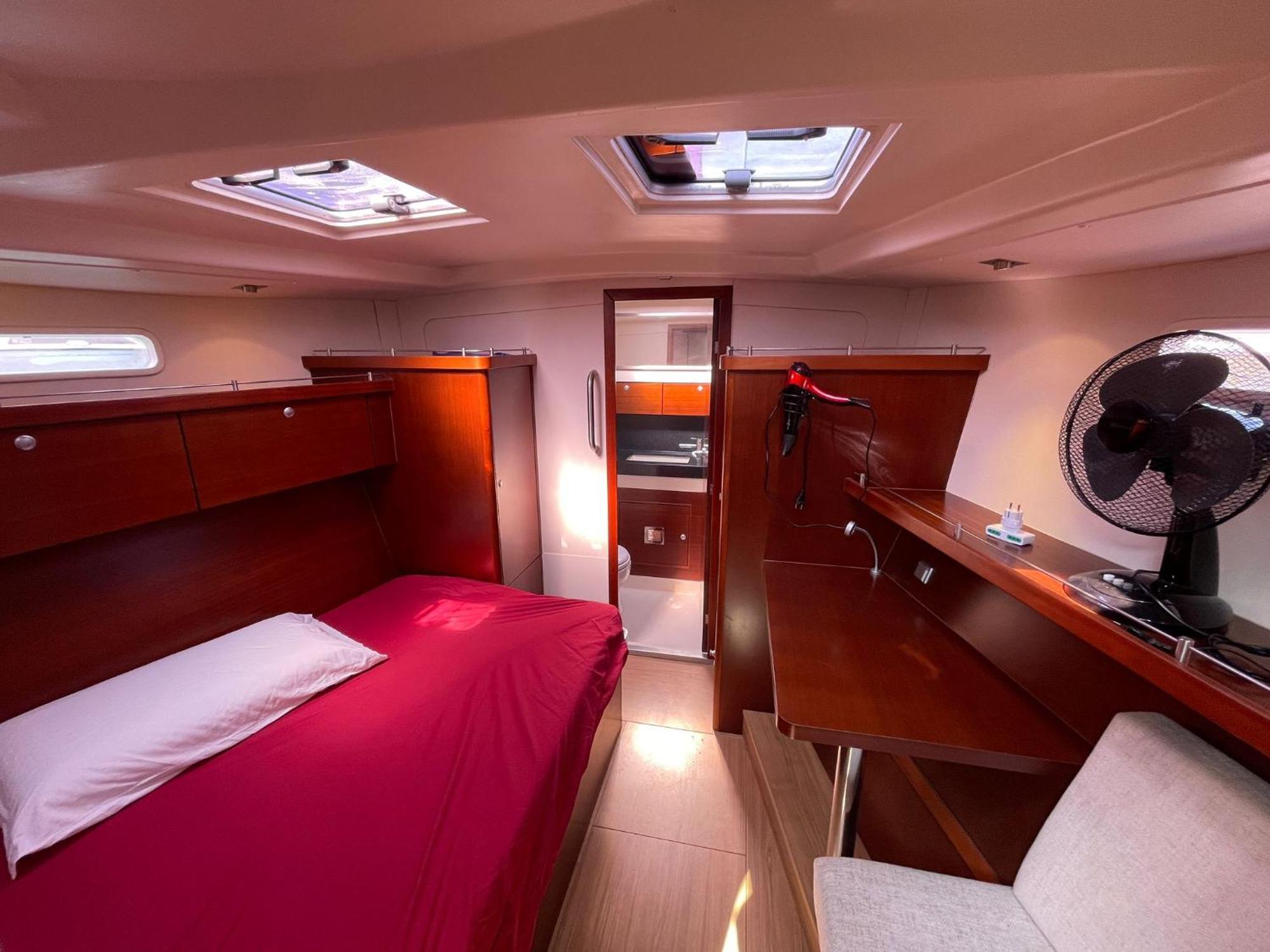 Botel Boat Tour With Aperitif And Music Included On A Sailing Boat Venice