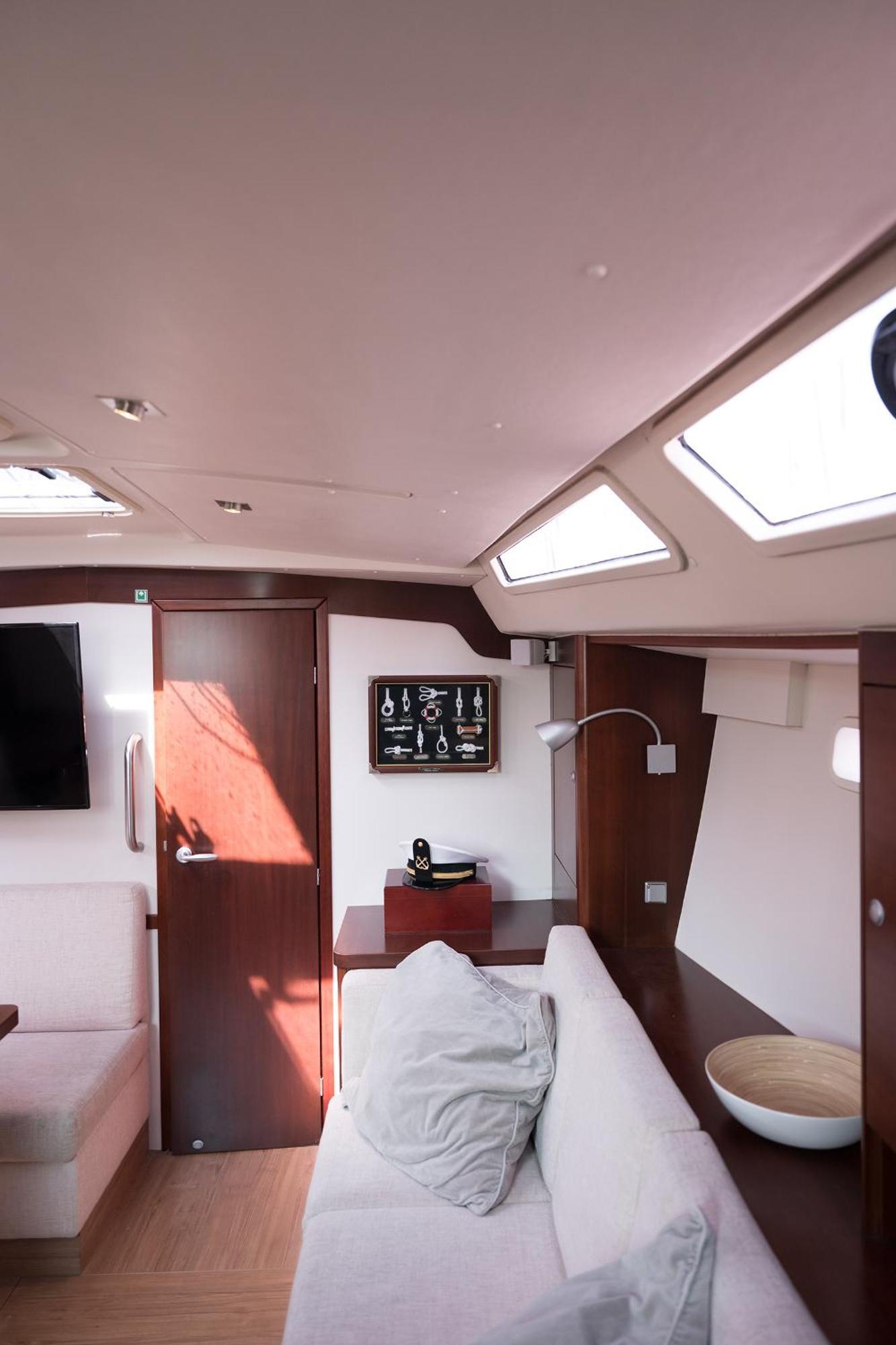 Botel Boat Tour With Aperitif And Music Included On A Sailing Boat *