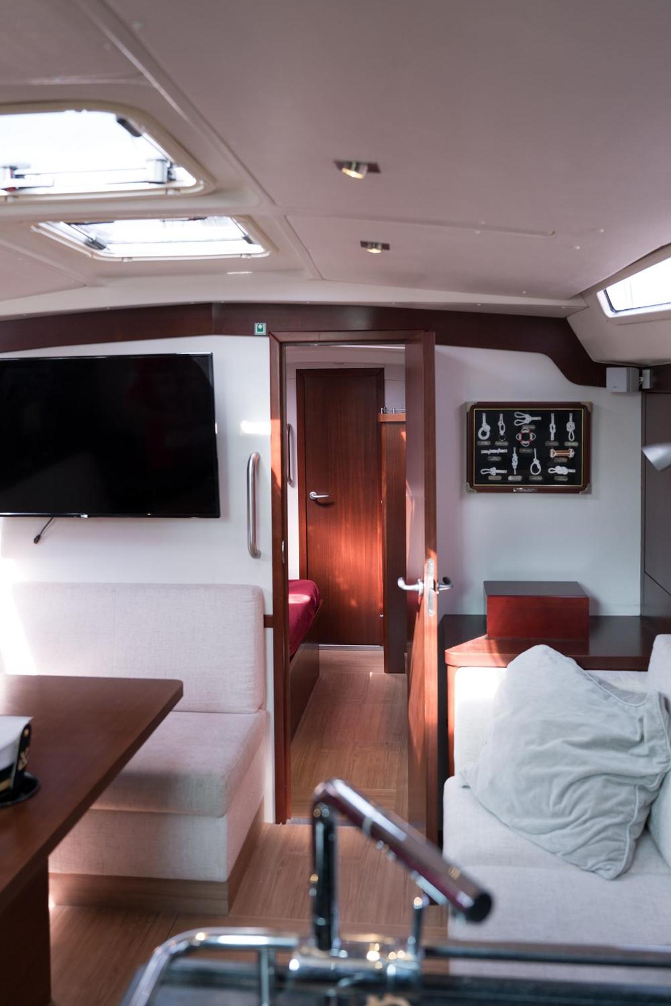 Botel Boat Tour With Aperitif And Music Included On A Sailing Boat *