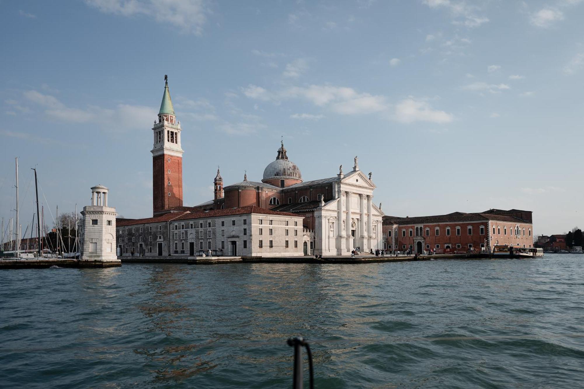 Botel Boat Tour With Aperitif And Music Included On A Sailing Boat