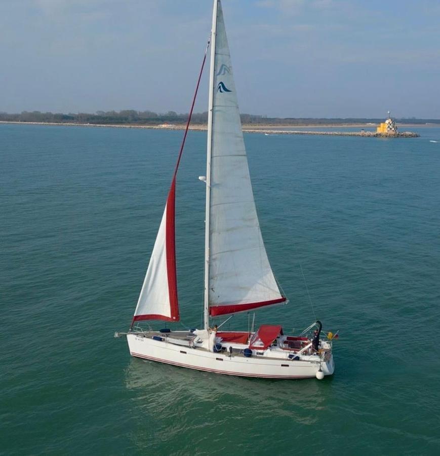 Botel Boat Tour With Aperitif And Music Included On A Sailing Boat *